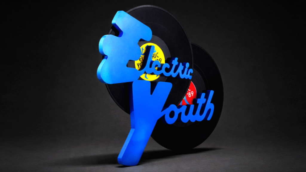 electric youth sculpture img 1 1980px